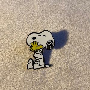 Erstwilder snoopy hug pin